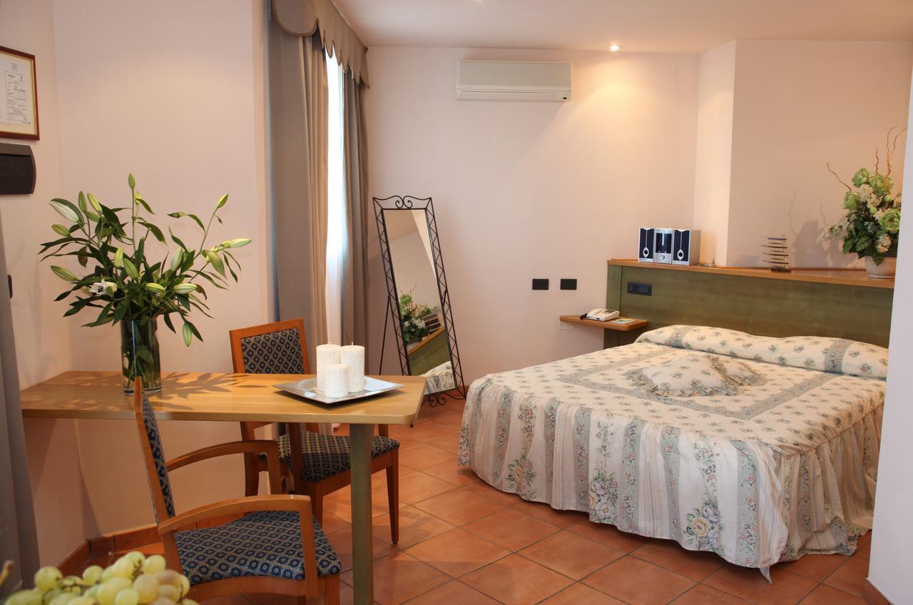Hotel Plaza Llido Degli Estensi Zewnętrze zdjęcie